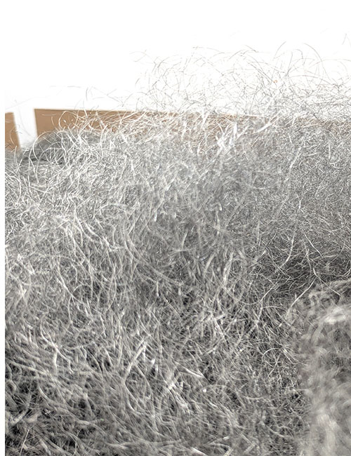 Scharfkantige Stopfwolle zur Abdichtung von Ratten- und Mäuselöchern am Haus